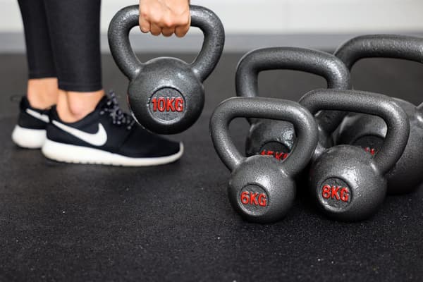Kettlebell støbejern - 15 kg til kondition og styrketræning