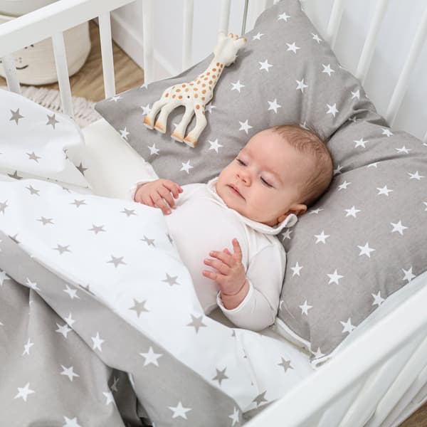 Babysengesæt: 100x135 cm + sengetøj - børnesengetøj Babysengetøj med pudebetræk 60x40 lavet af bomuld hvid/grå stjerner