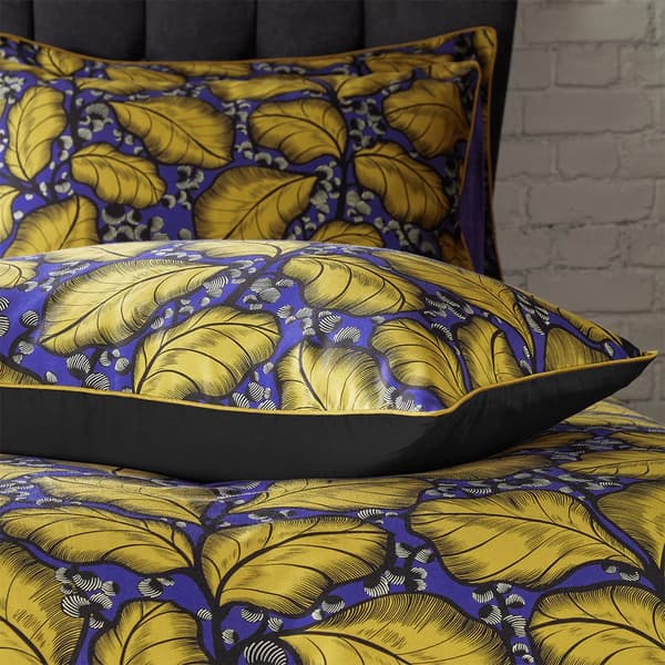 EW by Edinburgh Weavers Magali tropiskt påslakanset i satin med kontrasterande piping