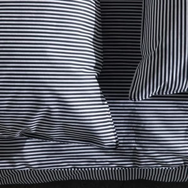Bäddset - IDAG Kargo - 220x240 cm - 2 personer - Marinblå randig bomull med tryck