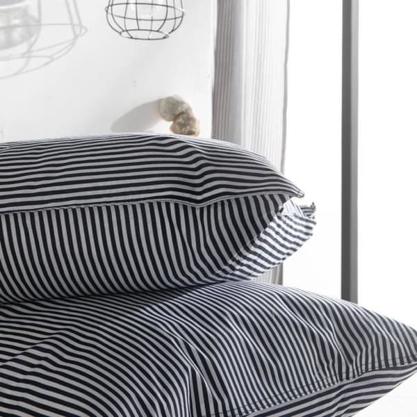 Bäddset - IDAG Kargo - 220x240 cm - 2 personer - Marinblå randig bomull med tryck