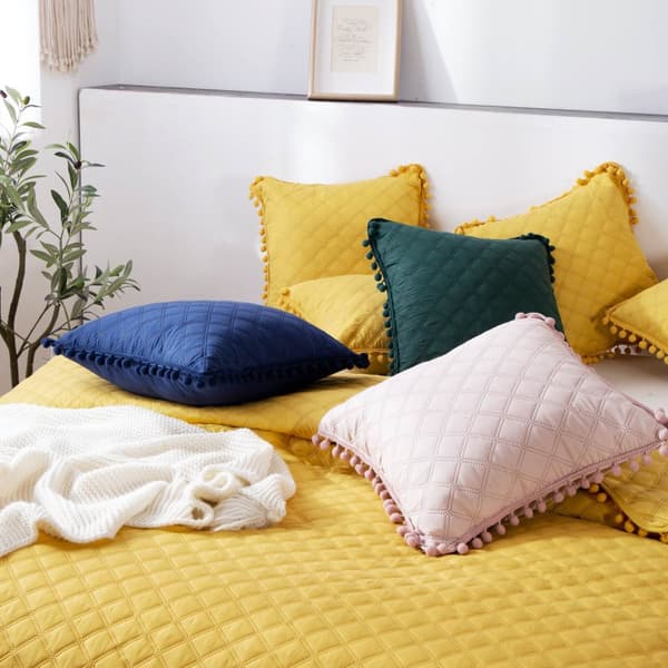 Dekorativt överkast POMPOO 220x240 quiltat med pompoms, senap