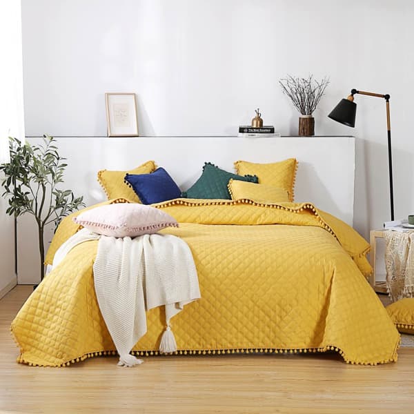 Dekorativt överkast POMPOO 220x240 quiltat med pompoms, senap
