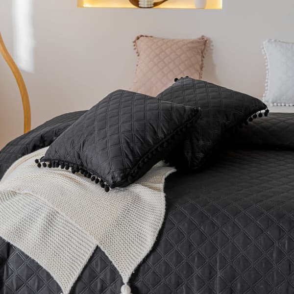 POMPOO 220x240 dekorativt sengetæppe quiltet med pomponer sort