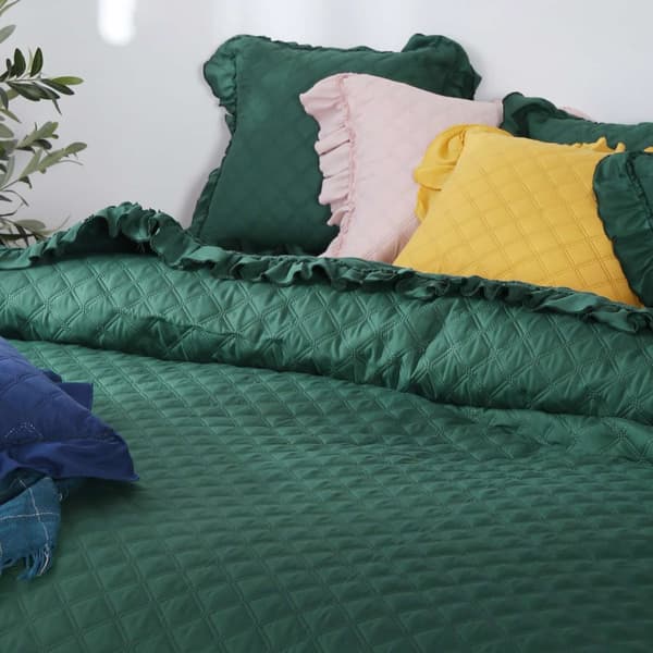 RUFFY dekorativt tæppe 220x240 quiltet med flæse, flaskegrøn
