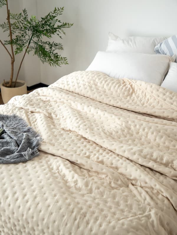 Dekorativt sengetæppe TERRA 220x240 quiltet lys beige
