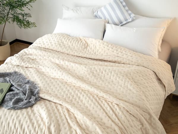 Dekorativt sengetæppe TERRA 220x240 quiltet lys beige