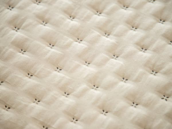 Dekorativt sengetæppe TERRA 220x240 quiltet lys beige
