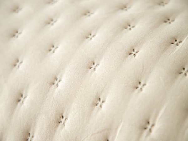 Dekorativt sengetæppe TERRA 220x240 quiltet lys beige