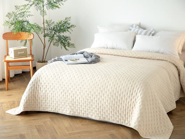 Dekorativt sengetæppe TERRA 220x240 quiltet lys beige