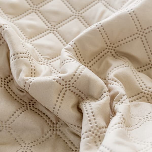 RUFFY dekorativt sengetæppe 240x260 quiltet med flæse, beige