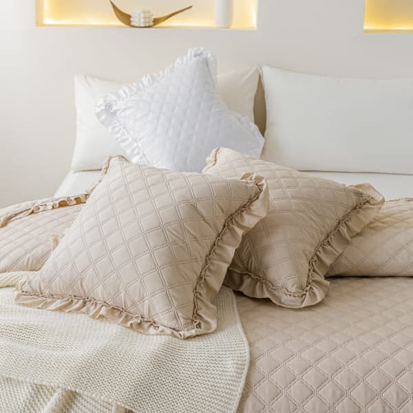 RUFFY dekorativt sengetæppe 240x260 quiltet med flæse, beige