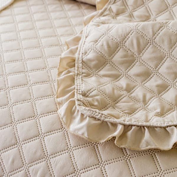 RUFFY dekorativt sengetæppe 240x260 quiltet med flæse, beige