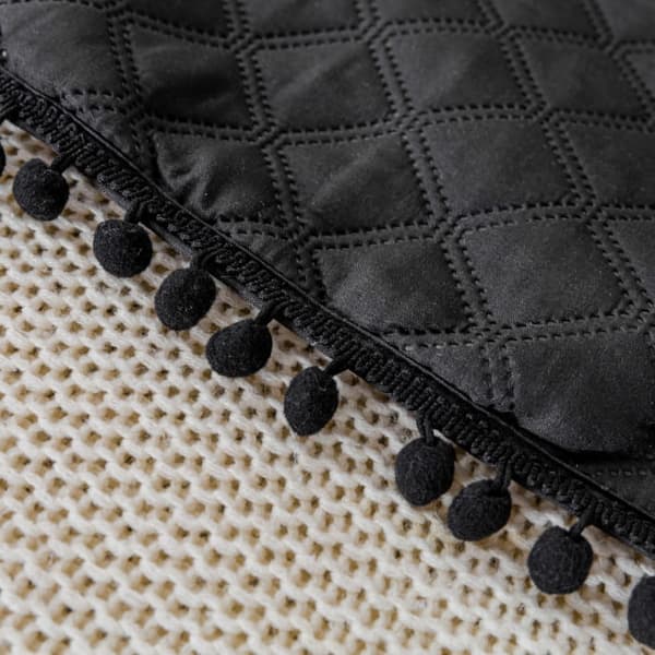 POMPOO 200x220 dekorativt sengetæppe quiltet med pomponer, sort