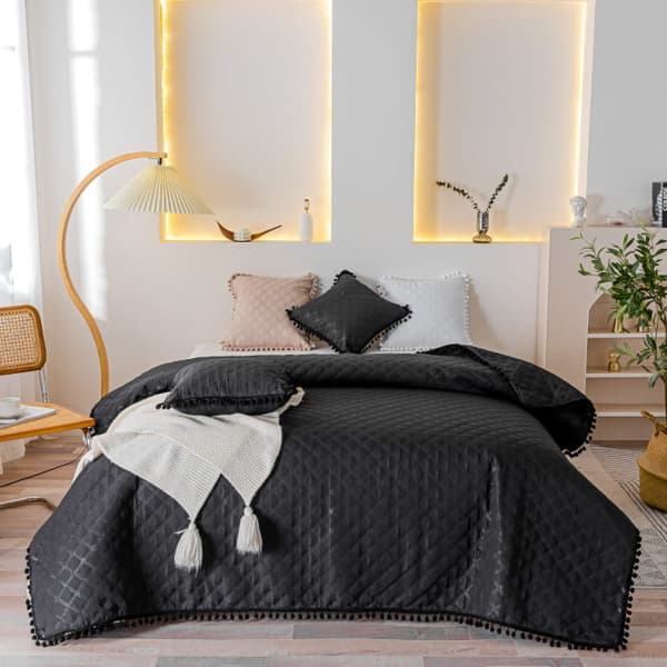 POMPOO 200x220 dekorativt sengetæppe quiltet med pomponer, sort