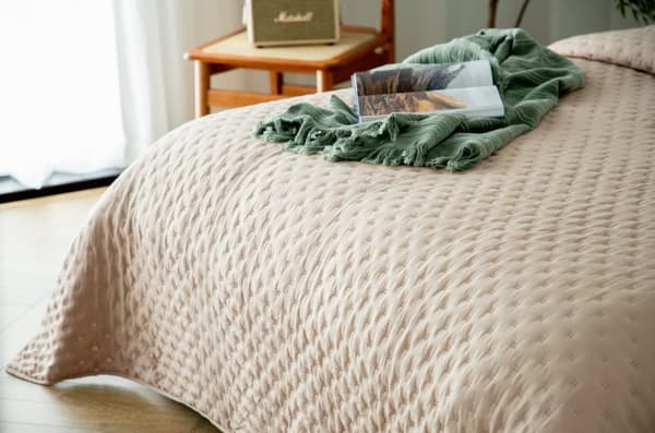 Dekorativt överkast TERRA 240x260 quiltat mörkbeige