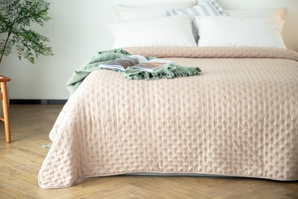 Dekorativt överkast TERRA 240x260 quiltat mörkbeige