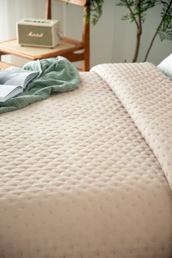 Dekorativt överkast TERRA 240x260 quiltat mörkbeige