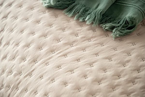 Dekorativt överkast TERRA 240x260 quiltat mörkbeige