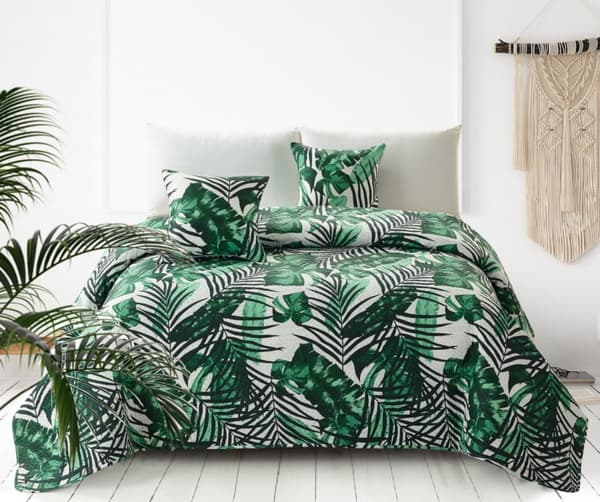 JUNGLE dekorativ filt 200x220 quiltad krämgröna svarta tropiska blad