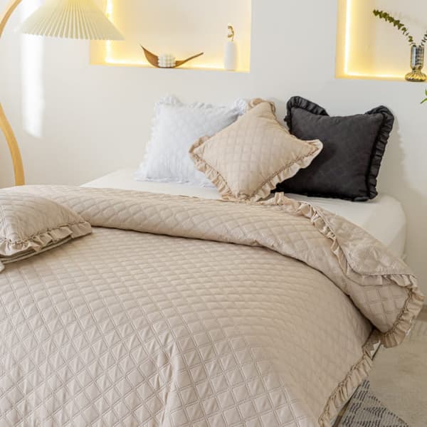 RUFFY dekorativt sengetæppe 160x220 quiltet med flæse, beige