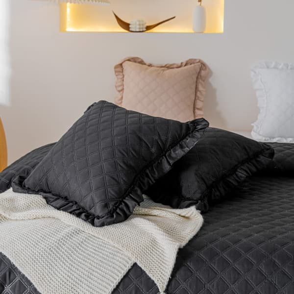 RUFFY dekorativt tæppe 160x220 quiltet med dikkedarer sort
