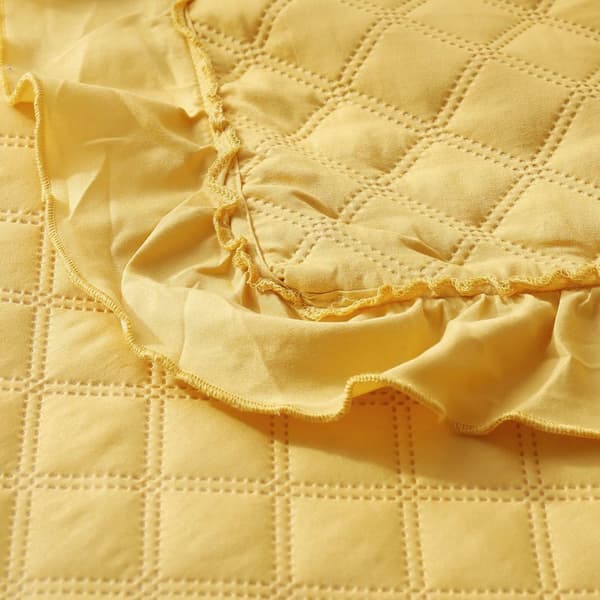 RUFFY 160x220 dekorativt överkast quiltat med krusiduller, senap