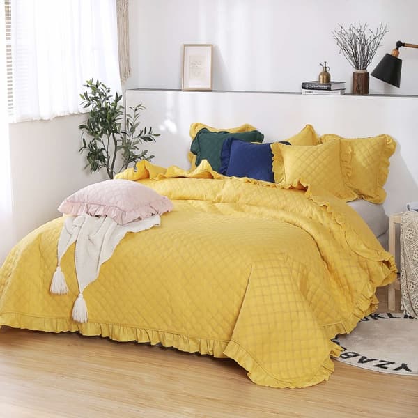 RUFFY 160x220 dekorativt överkast quiltat med krusiduller, senap