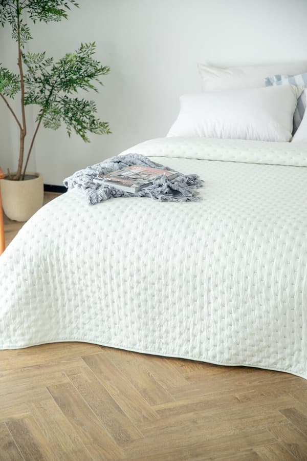 TERRA dekorativt tæppe 160x200 quiltet elfenben