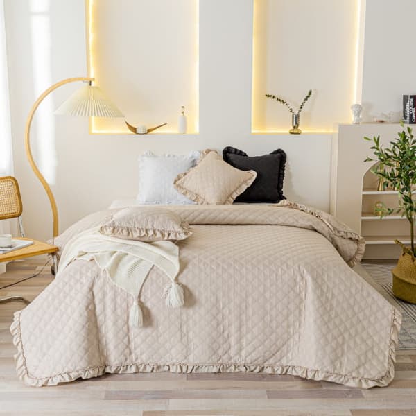 RUFFY dekorativt sengetæppe 140x200 quiltet med flæse, beige