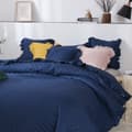 Miniatyrbillede 5 af 5: RUFFY dekorativt sengetæppe 160x220 quiltet med en flæse marineblå