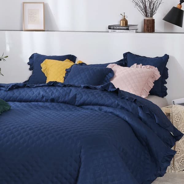 RUFFY dekorativt sengetæppe 160x220 quiltet med en flæse marineblå