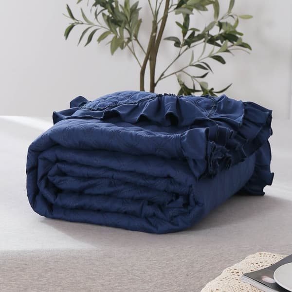 RUFFY dekorativt sengetæppe 160x220 quiltet med en flæse marineblå