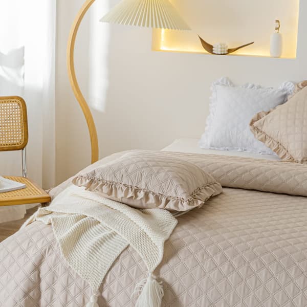 RUFFY dekorativt sengetæppe 200x220 quiltet med flæse, beige