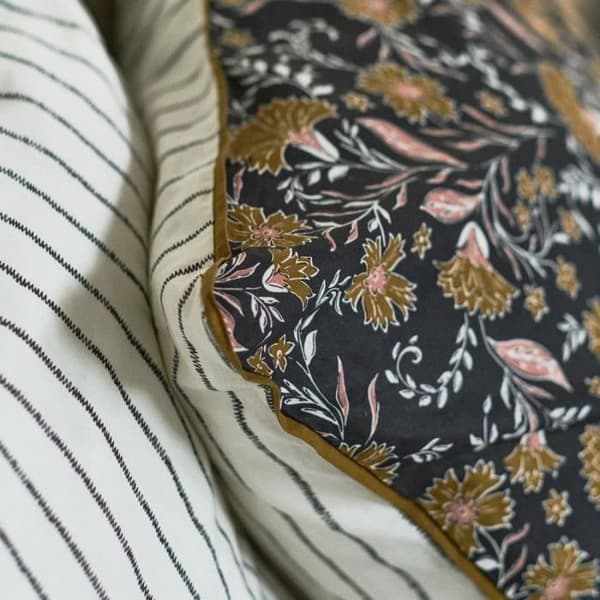 TODAY SÄNGSET - PÅSLAKAN 220X240 + 2 ÖRNUDD 63X63 - 100% BOMULL, trådtäthet 57 - Marigold Indies