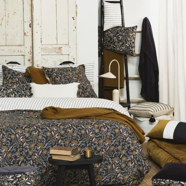 TODAY SÄNGSET - PÅSLAKAN 220X240 + 2 ÖRNUDD 63X63 - 100% BOMULL, trådtäthet 57 - Marigold Indies