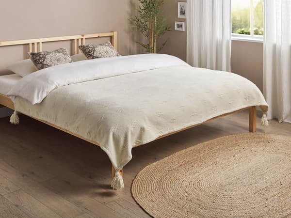 Päiväpeitto beige chenille kangas 150 x 200 cm kudottu tupsuilla geometrinen kuvio skandinaavinen