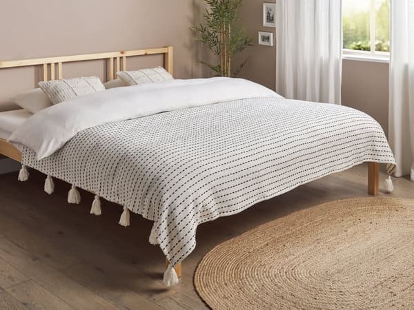 Överkast Off-White Bomullstyg 200 x 220 cm med Tofsar Dekorativ Pläd Sängkläder Klassisk Design Sovrum