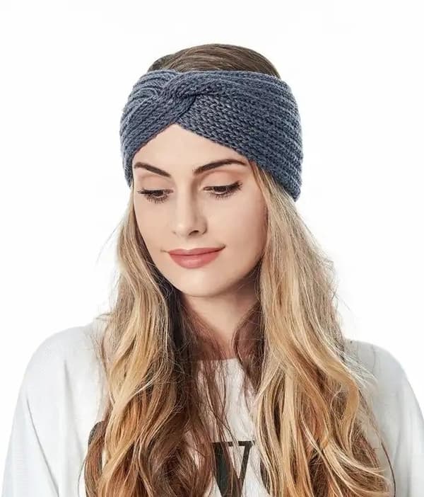 Strikket pandebånd med en smuk knude foran boho vinter efterår Gray