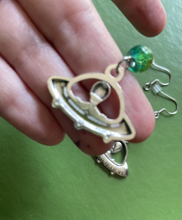 Earrings/Korvakorut - I want to believe - Alien - Yellow/Green