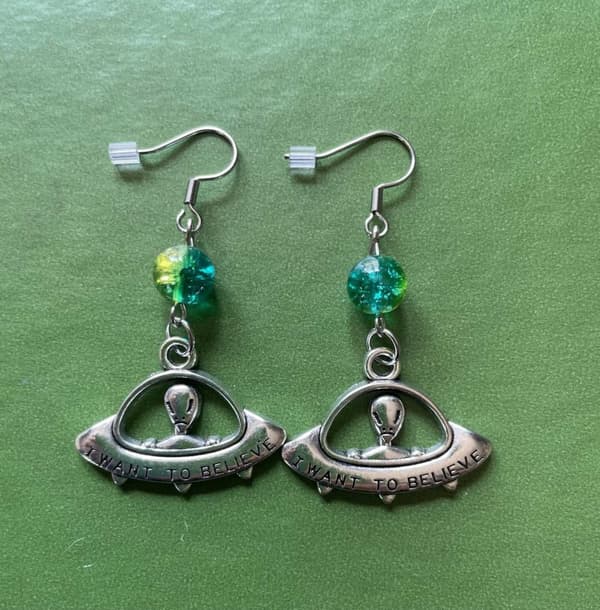 Earrings/Korvakorut - I want to believe - Alien - Yellow/Green