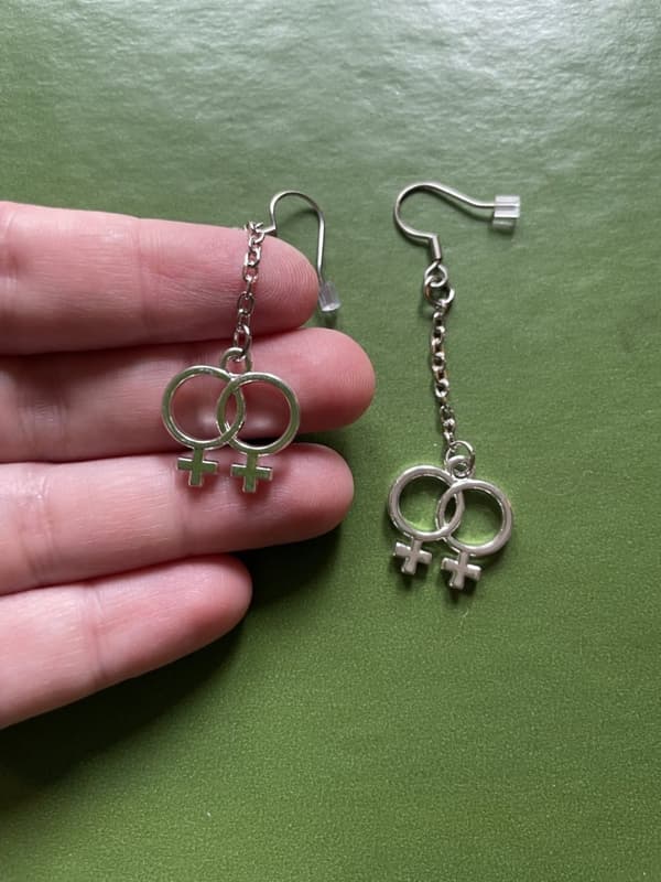 Örhängen Dubbel kvinnosymbol Feminism Pride regnbågssmycke