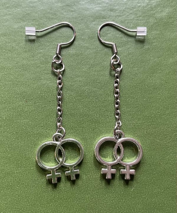 Örhängen Dubbel kvinnosymbol Feminism Pride regnbågssmycke