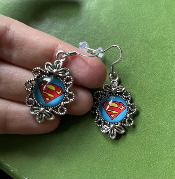 Örhängen Stålmannen Superman Marvel Superhjälte Rostfria Krokar