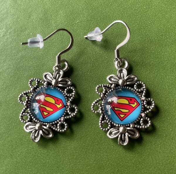 Örhängen Stålmannen Superman Marvel Superhjälte Rostfria Krokar