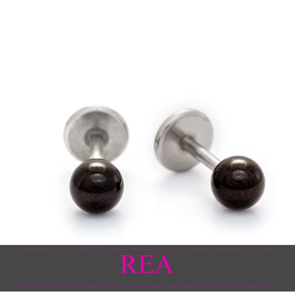 REA! Örhängen med platt baksida, allergivänliga och bekväma: ARIEL IN BLACK 4