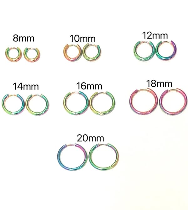 Multifärgad Ringar/creoler örhängen i Kirurgiskt Stål. 12mm innerdiameter