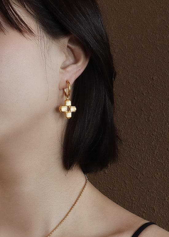 Noorzai Scandinavia - Øreringe med kryds minimalistisk guld 18K