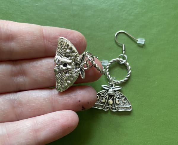 Örhängen Slända Moth Månfas Moon Wicca Pagan Rostfri krok