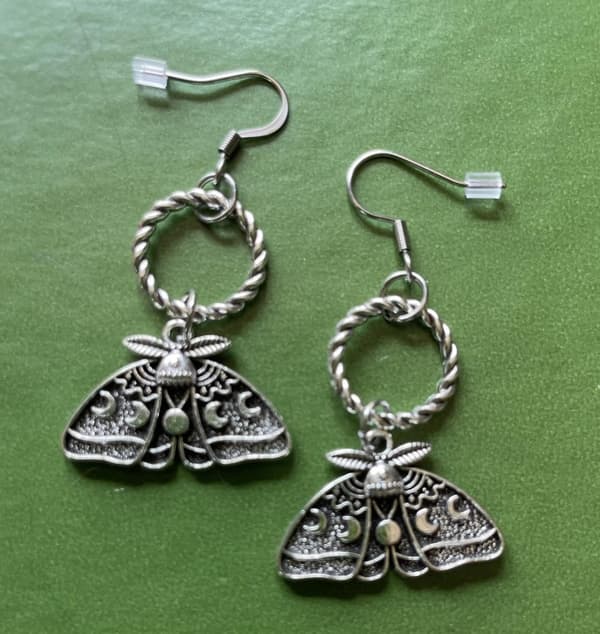 Örhängen Slända Moth Månfas Moon Wicca Pagan Rostfri krok